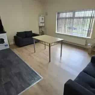 2 Bed Flat Manchester 48m² Modern Kitchen New Carpets