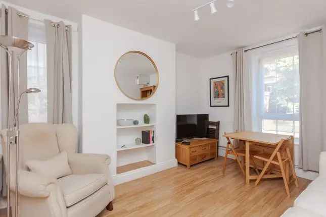 Flat to rent in Long Lane, London SE1.