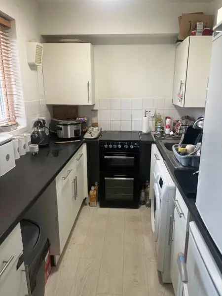 Spacious 2-Bedroom Flat Near Kingston Town Centre