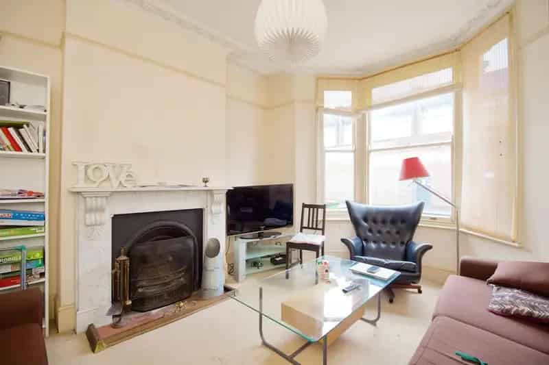 5 Bedroom Terraced House Stratford - Spacious Family Home with Garden and Basement Potential