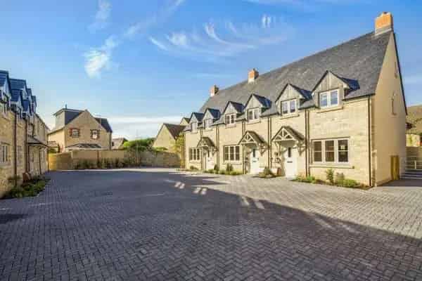 Luxury 2-Bedroom Duplex Apartment in Witney