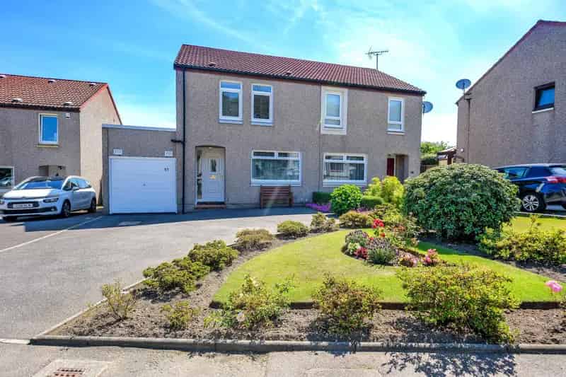 3 Bed Semi-Detached House with Garage and Garden