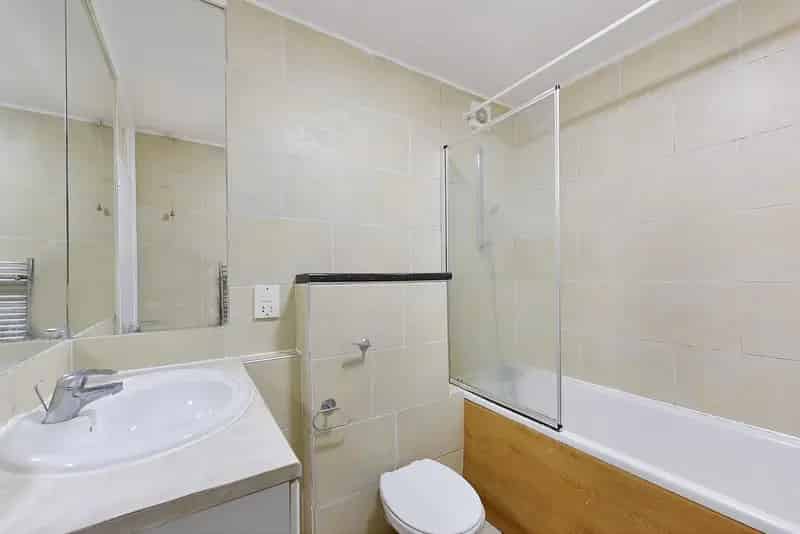 Flat For Rent , Parkgate Road, London, England