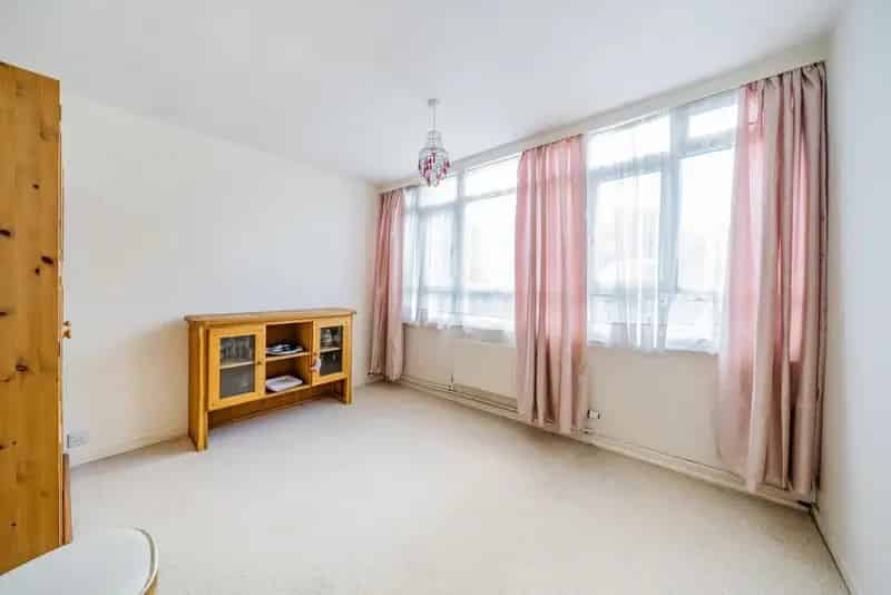 791 Sq Ft 2-Bedroom Apartment with Communal Gardens
