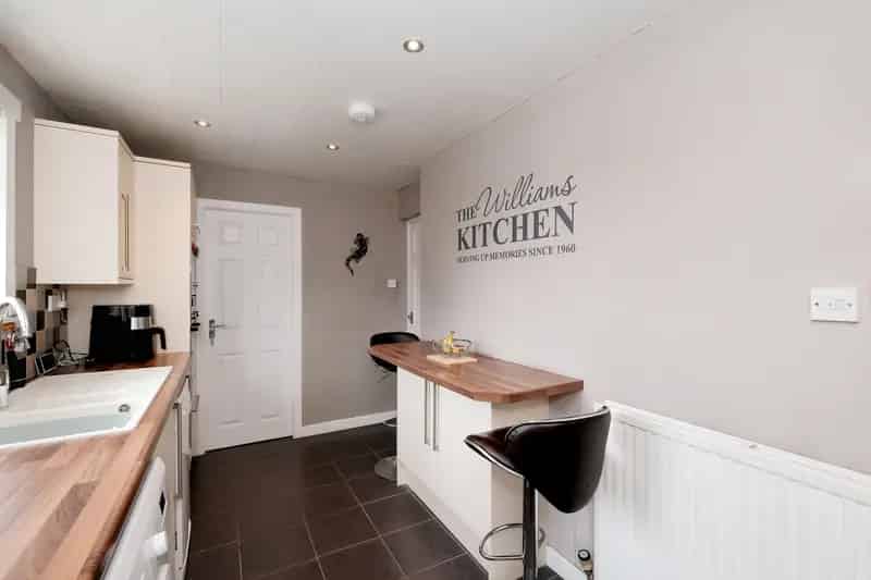 Spacious 2-Bed End Terrace House in Northfield