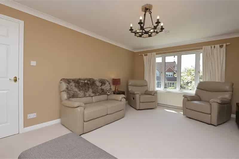 4 Bed Detached House with 3 Reception Rooms