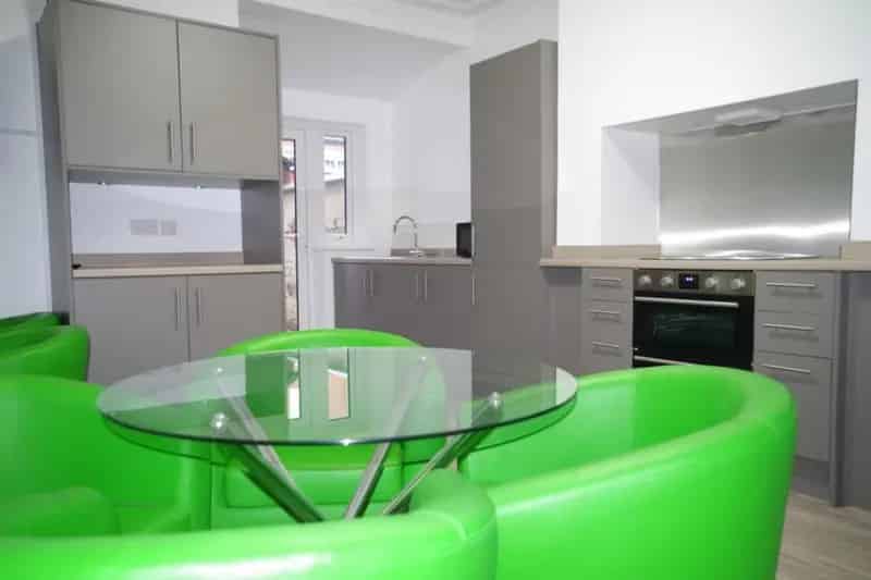 5 Bedroom House Share BL1 - Newly Renovated