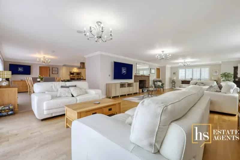 6 Bedroom Detached House for Sale