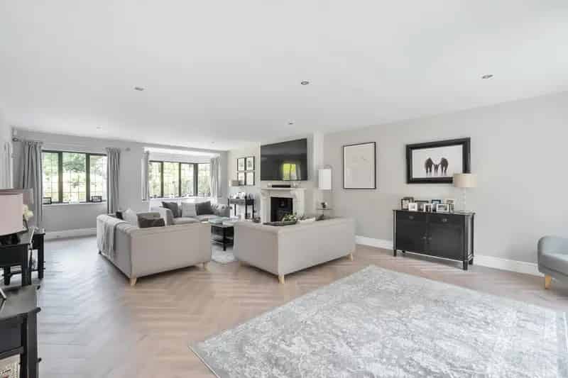 6 Bedroom Detached House Kingswood