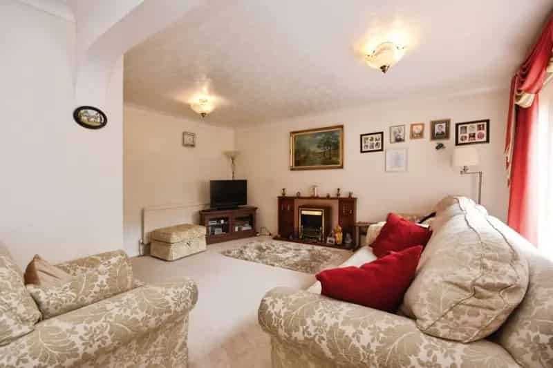 5 Bed House with Versatile Fifth Bedroom and Garage Parking