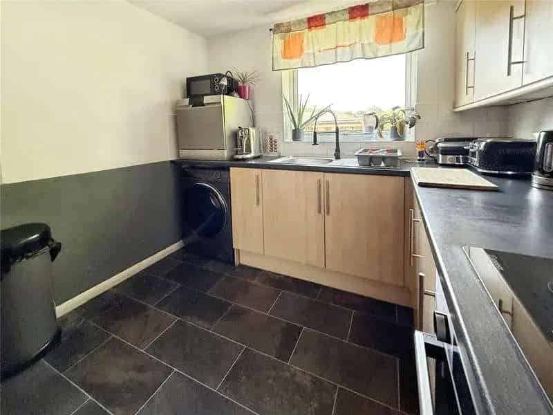 2 bed flat for sale