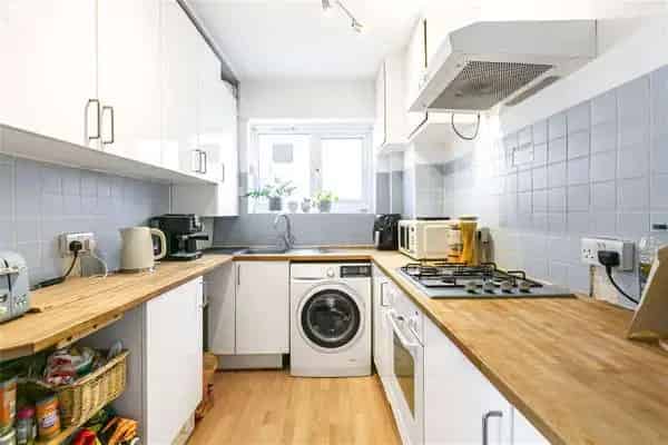 2-Bed Flat near Tooting Bec Common - Stylish Home with Garage