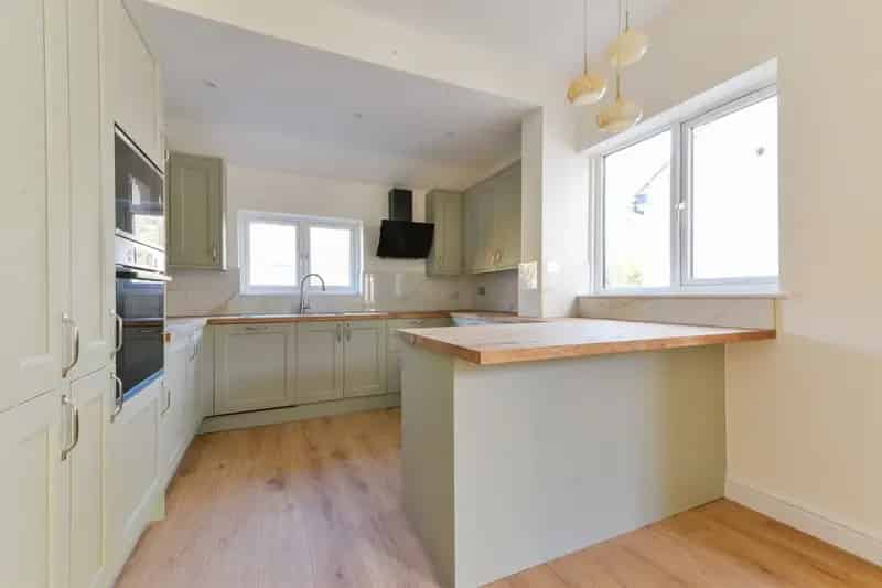 Stunning 5-Bed Refurbished Victorian Home Near Purley Station