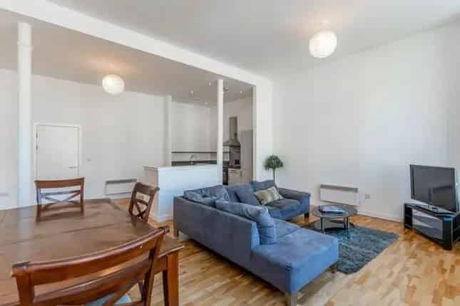 1-Bedroom Flat for Sale in Glasgow City Centre Near Buchanan Street and Central Station