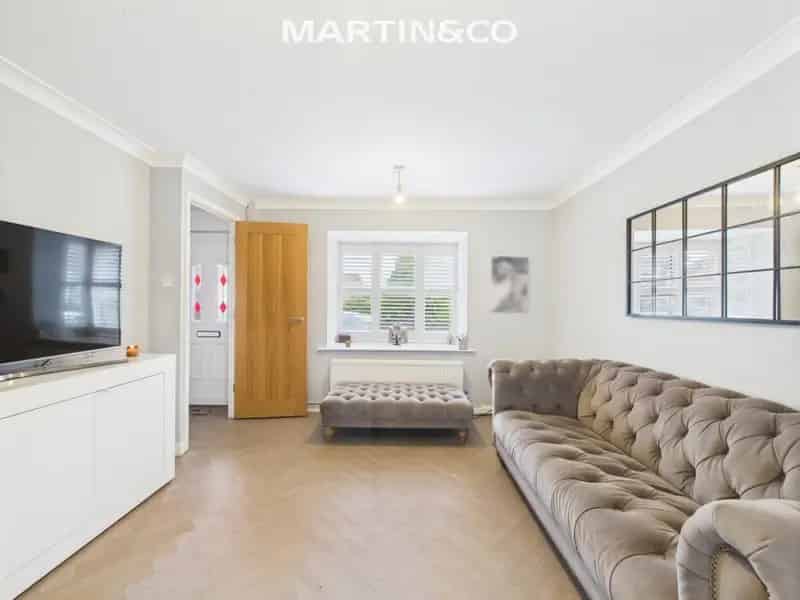 4 Bedroom Detached House For Sale in Woosehill