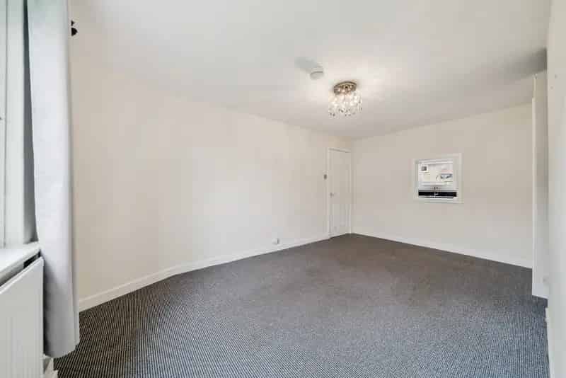Spacious Ground Floor Flat with Private Garden and Parking