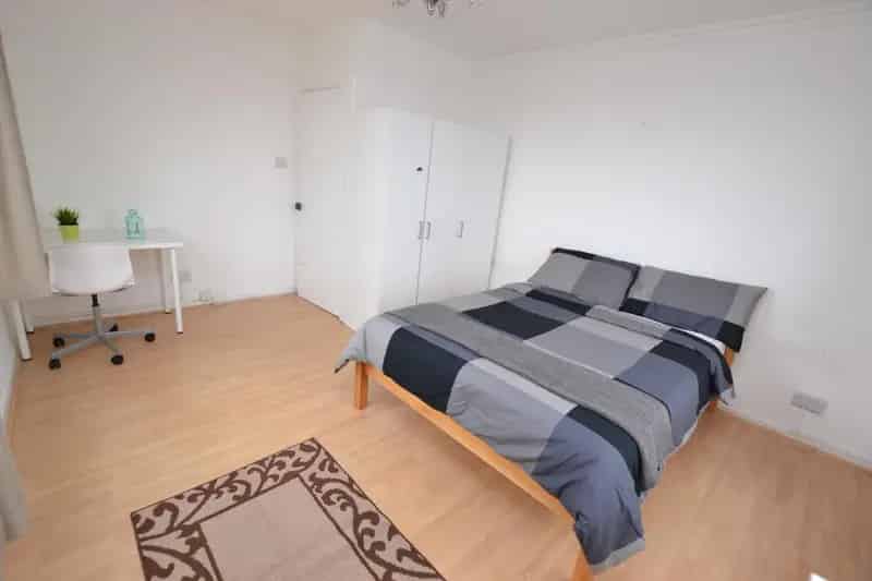 3 Bedroom Flat House to Rent
