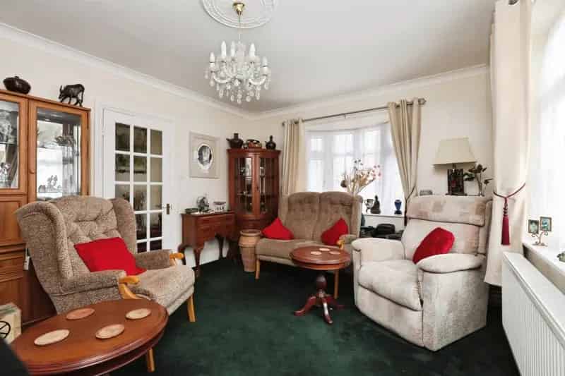 Spacious Family Home in Retford with Conservatory and Garage