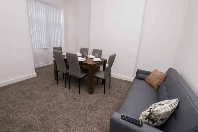 6 bedroom House
 To Let