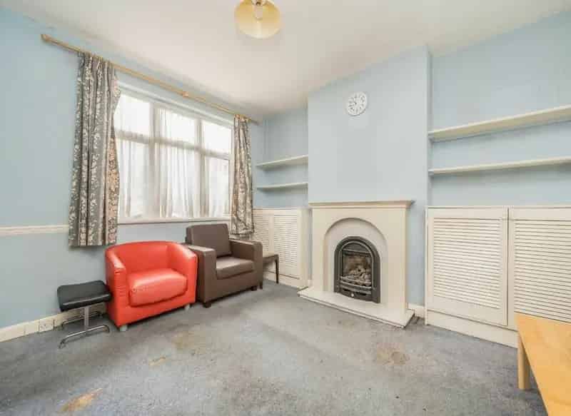 3 Bed Semi-Detached House Tooting Large Garden Chain Free