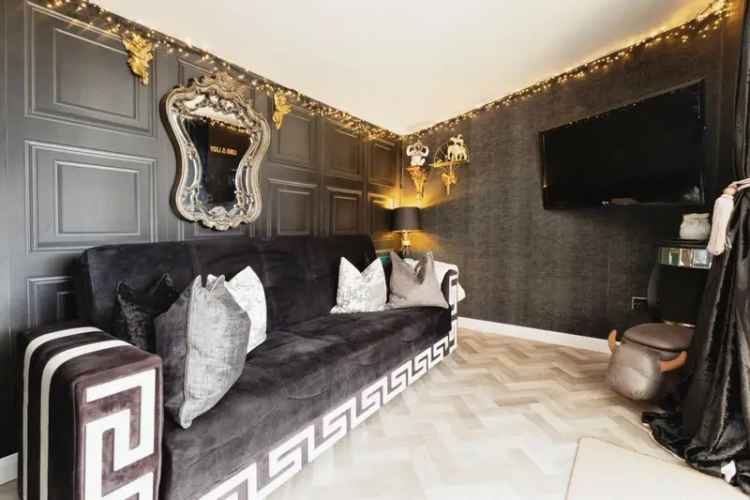 4 Bedroom Detached House with Summer House and Landscaped Garden