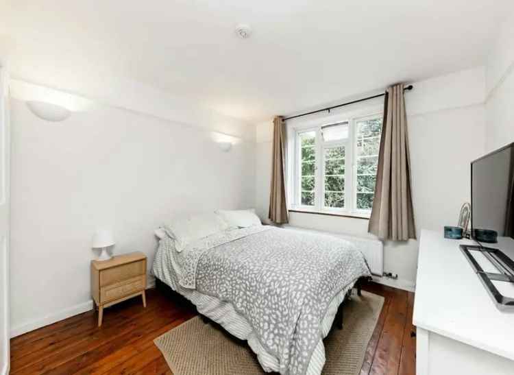 One Bedroom Art Deco Apartment  Ground Floor  Communal Gardens