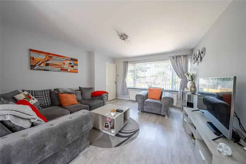 Three Bedroom Townhouse with Open Plan Living and Garden