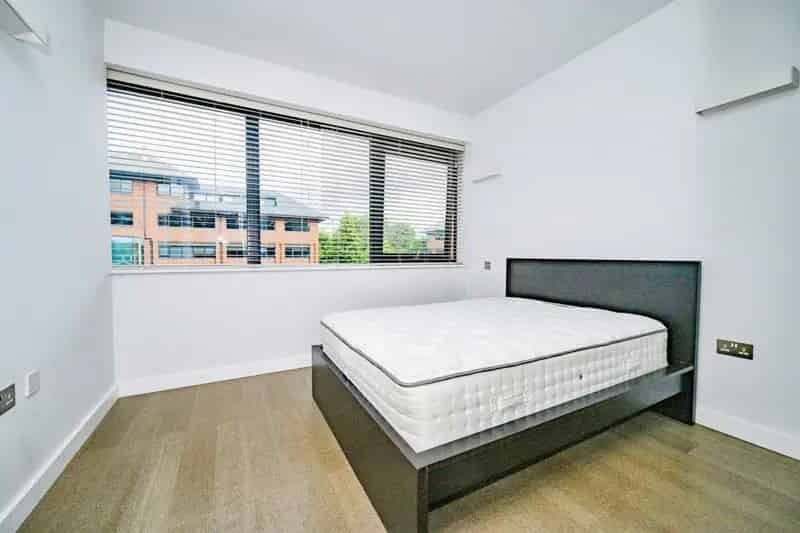 Modern First Floor Apartment with Allocated Parking St Albans