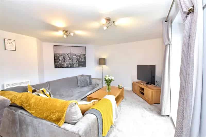 Two Double Bedroom Apartment with Ensuite and Parking