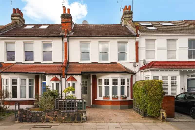 3 bedroom house in London