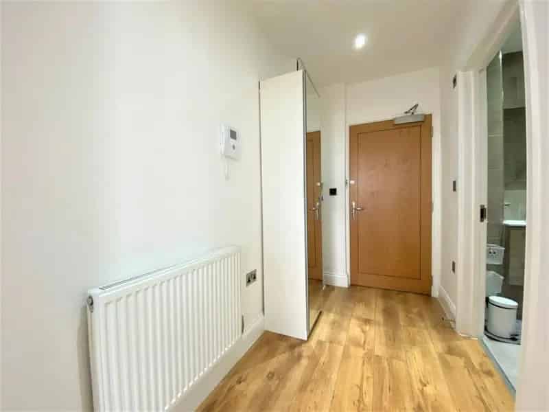 1 Bed Apartment for Sale - Modern Kitchen & Parking