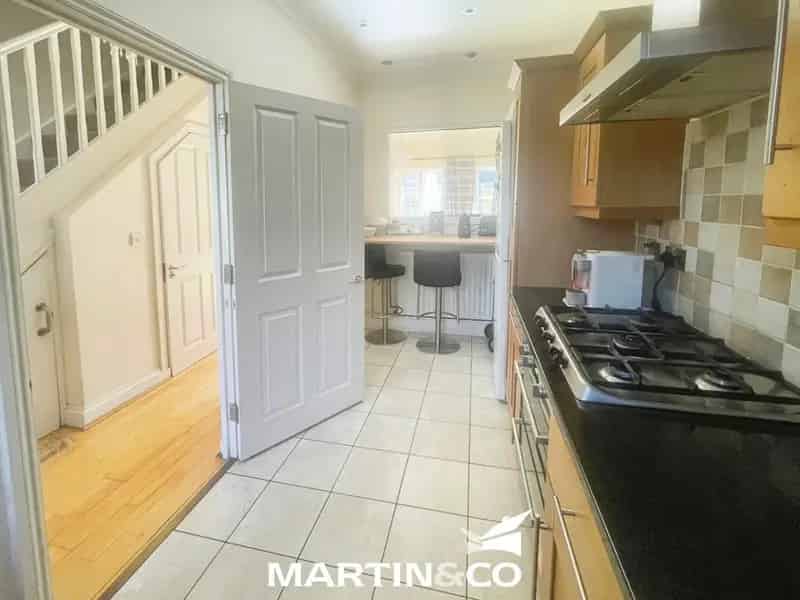 4 Bedroom Terraced House To Rent