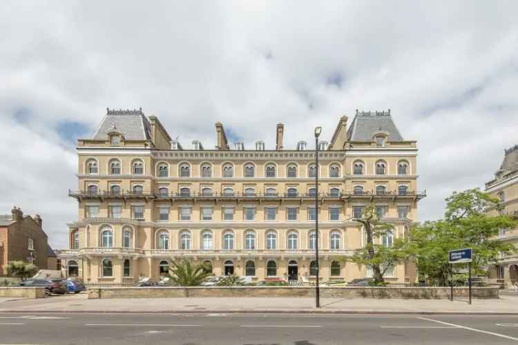 Spacious Studio Flat in Clapham Common, Grade II Listed Building