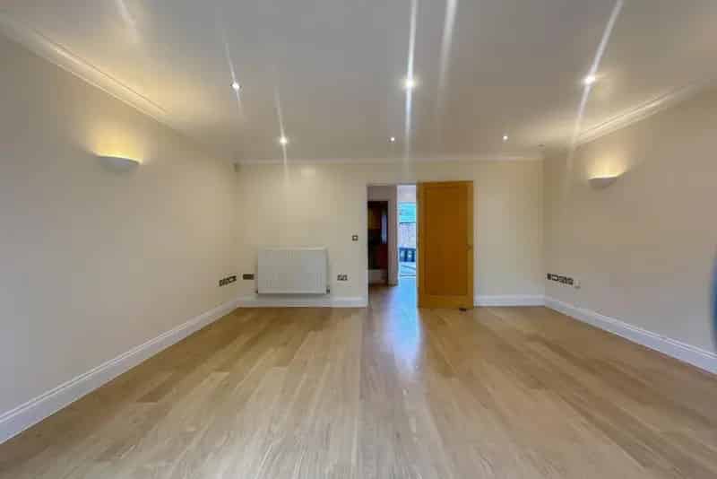 Four Double Bedroom House in Gated Forest Hill Development