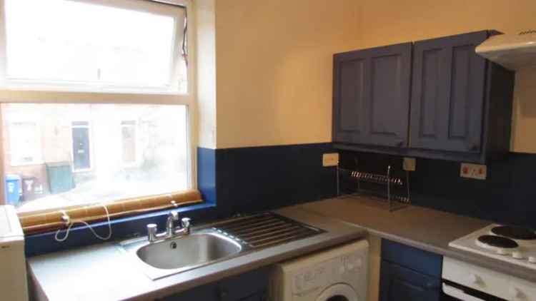 2 Bedroom Flat Near Town Centre and Train Station For Sale