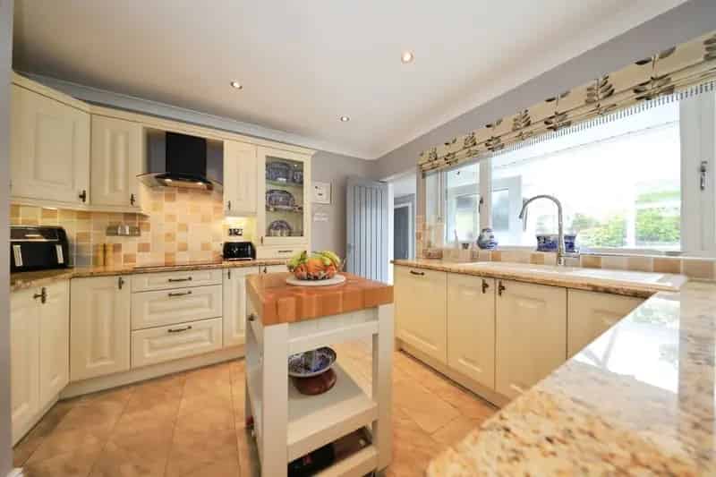 Detached Bungalow with Large Plot and Landscaped Garden