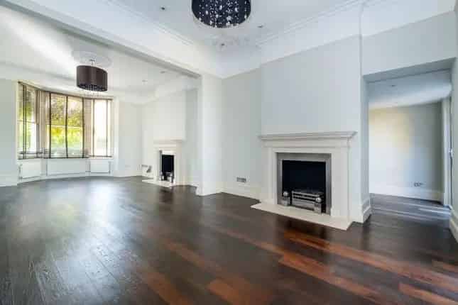 Semi-detached House for Sale in London SW19