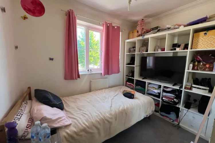 Three Bedroom House in Aylesbury Town HP20 Near Amenities