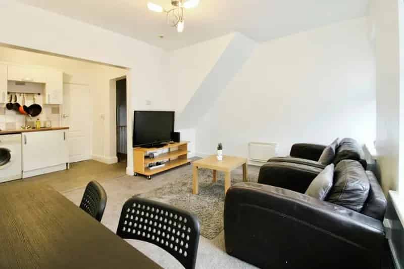 2 Bedroom Maisonette Flat - Grangetown, Cardiff