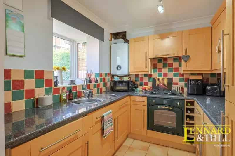 2 Bed House for Sale Near Mainline Station