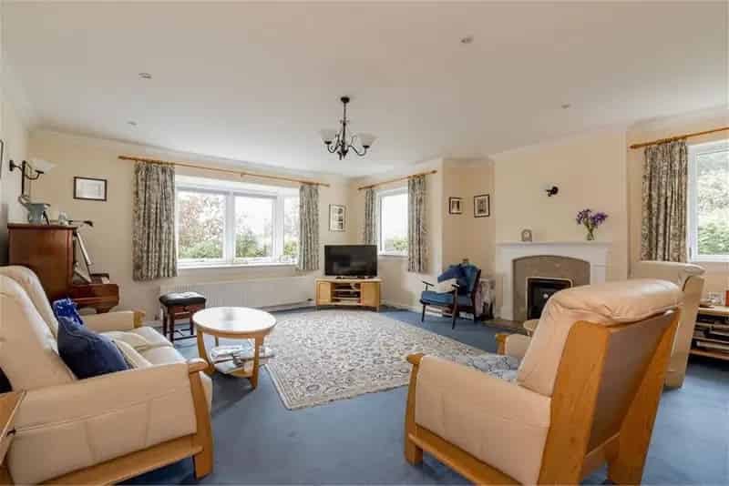4 Bed Bungalow - Detached with 2 Reception Rooms