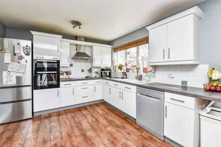 4 Bedroom Family Home Westbury Garage Parking Garden