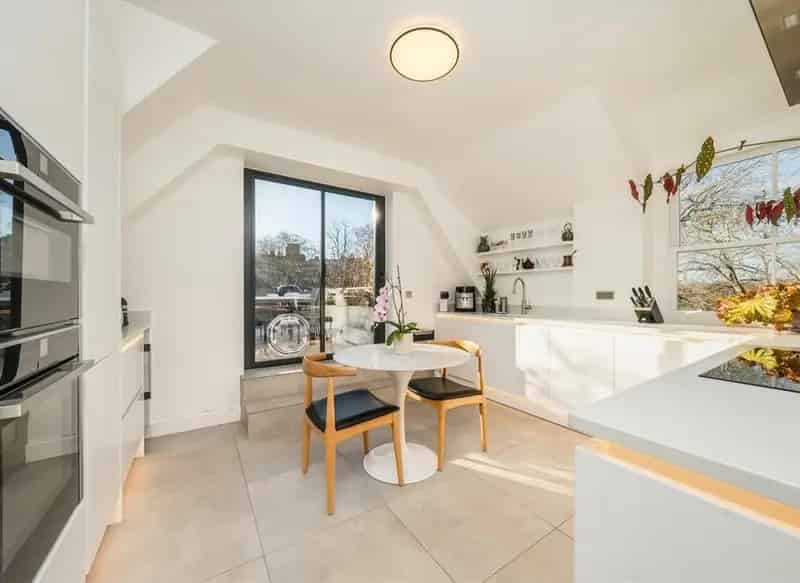 Highgate Apartment: Light Filled, Renovated, Roof Terrace