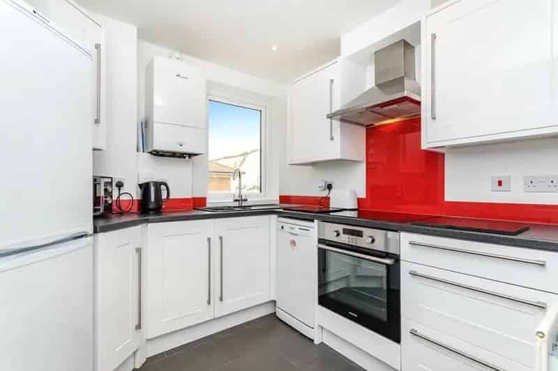 2 Bedroom Apartment with Balcony and Water Views - Short Term Lets
