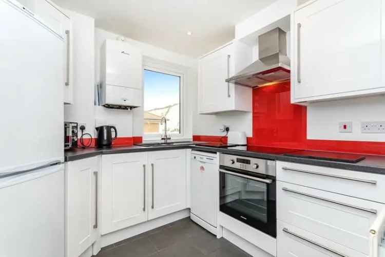 2 Bedroom Apartment with Balcony and Water Views - Short Term Lets