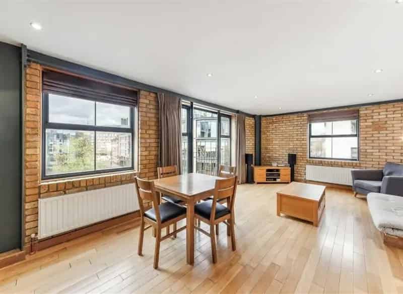 One Bedroom Flat Third Floor Triple Aspect Open Plan Chain Free
