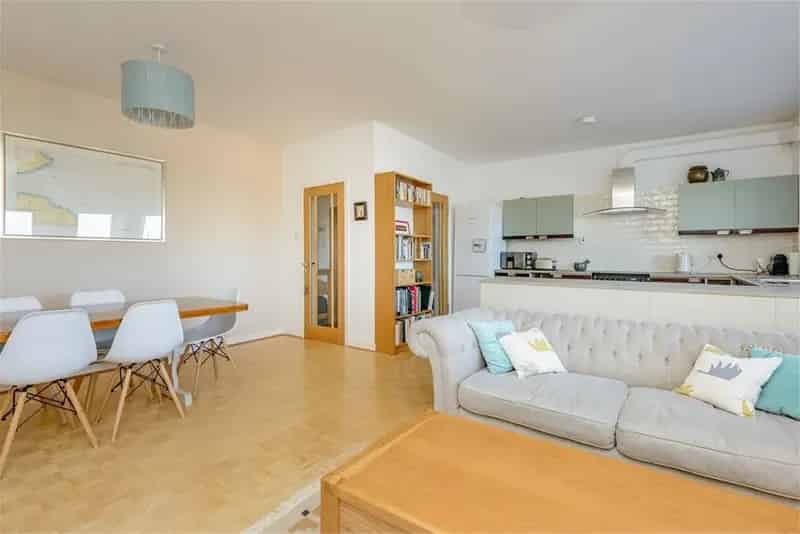 2 Bed Harbour Flat Dunbar - Open Plan Living