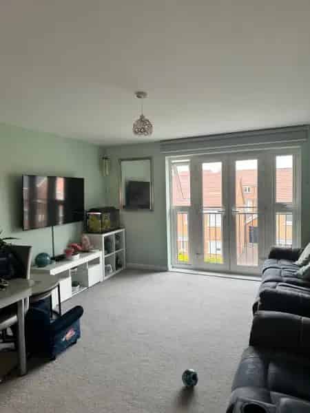 New 2-Bed Flat Near M4 with Parking