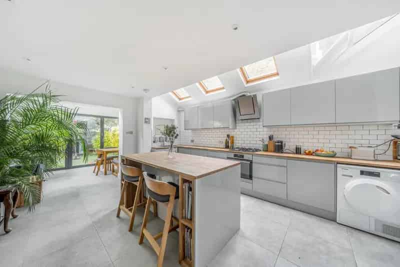 Four Bedroom Family House for Rent in Earlsfield