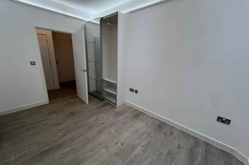 Spacious 1-Bedroom Apartment in Edinburgh House Available Now